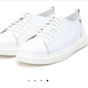 LIKE NEW! CARMELA Made in Spain “Love For Leather” White Leather Sneakers Sz 39